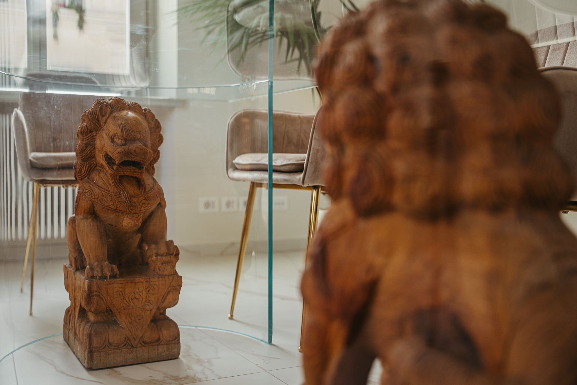 Scultura in legno di leone guardiano cinese nella sala riunioni dello Studio Saglietti Bianco