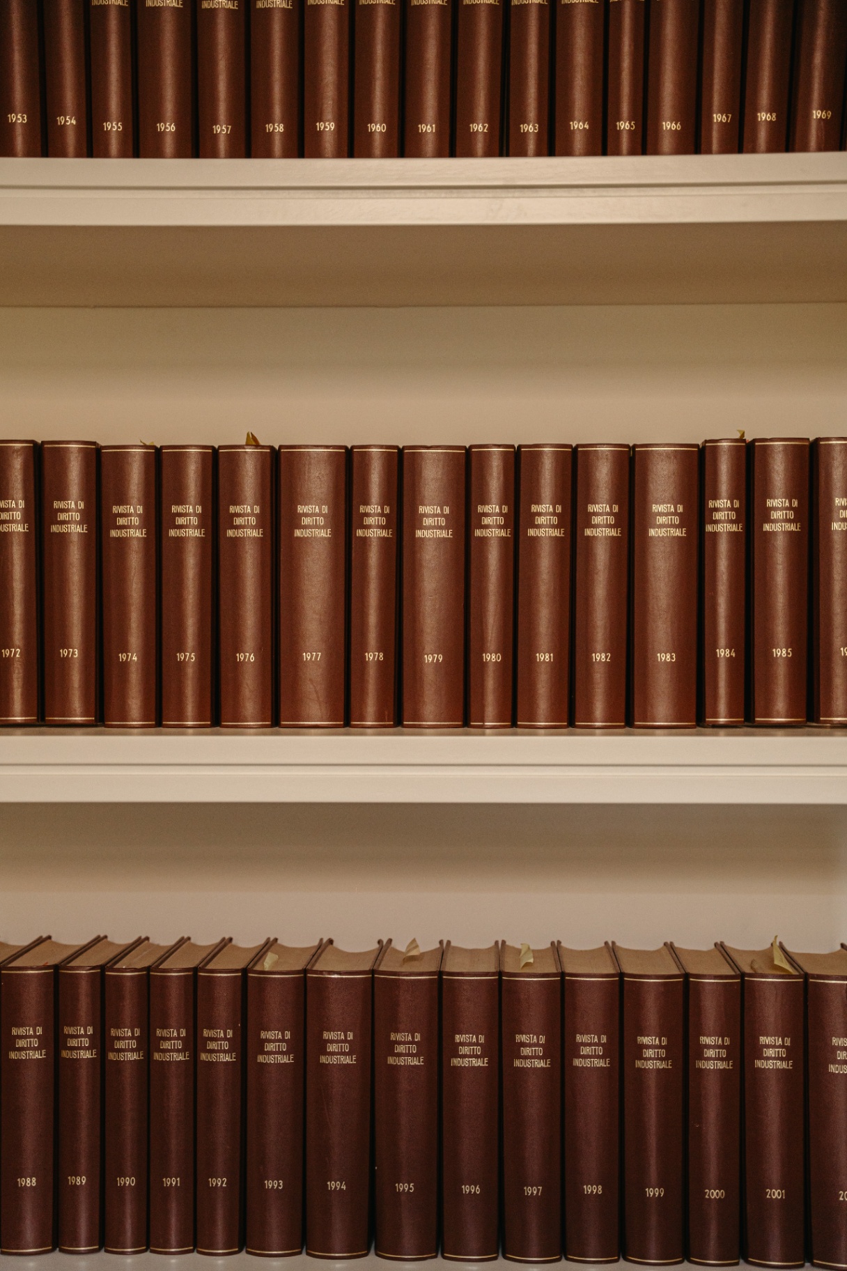 Volumi rilegati della Rivista di Diritto Industriale, annate 1953-1969, nella biblioteca dello Studio Saglietti Bianco