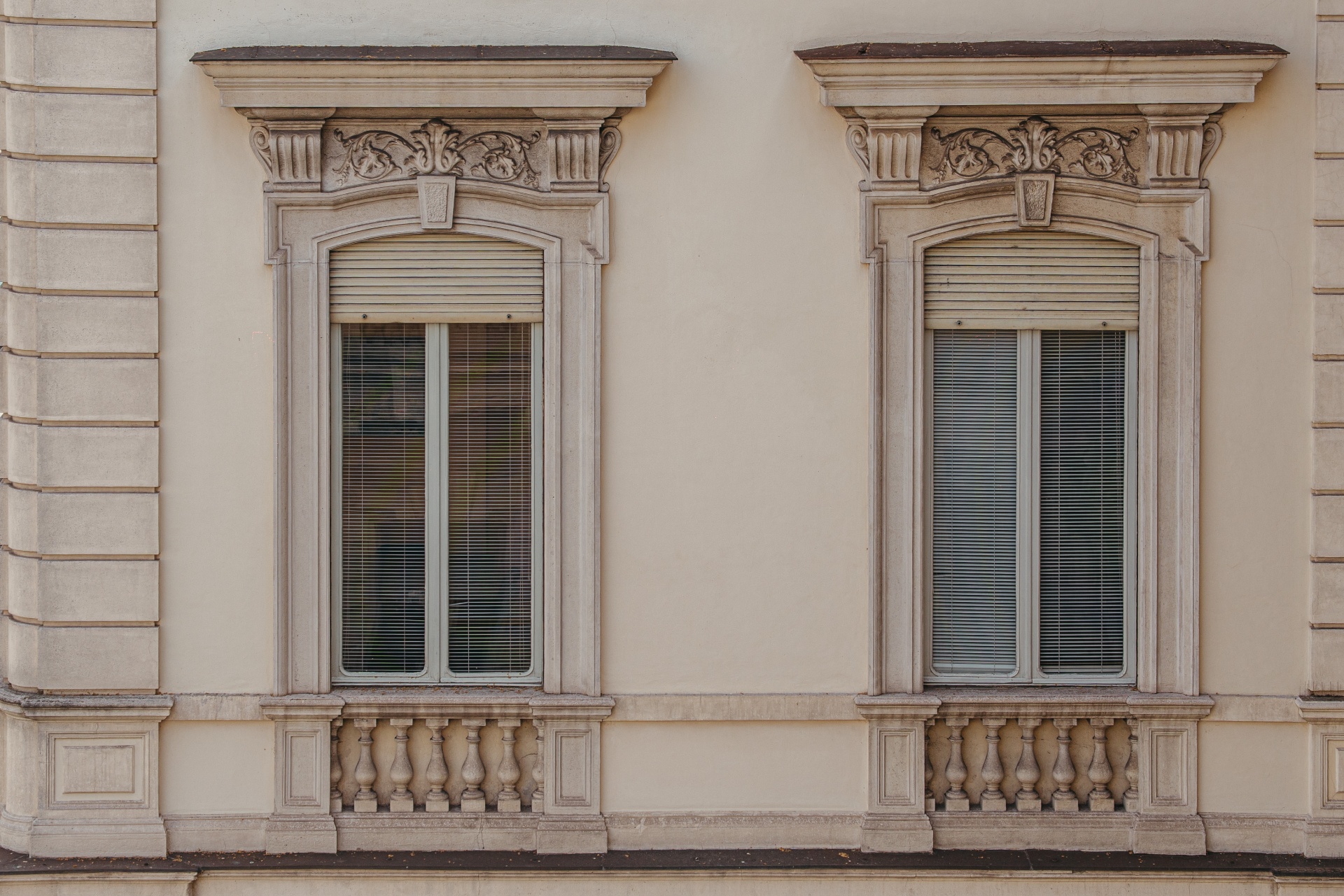 Facciata storica dello Studio Saglietti Bianco con finestre incorniciate da decorazioni in stucco